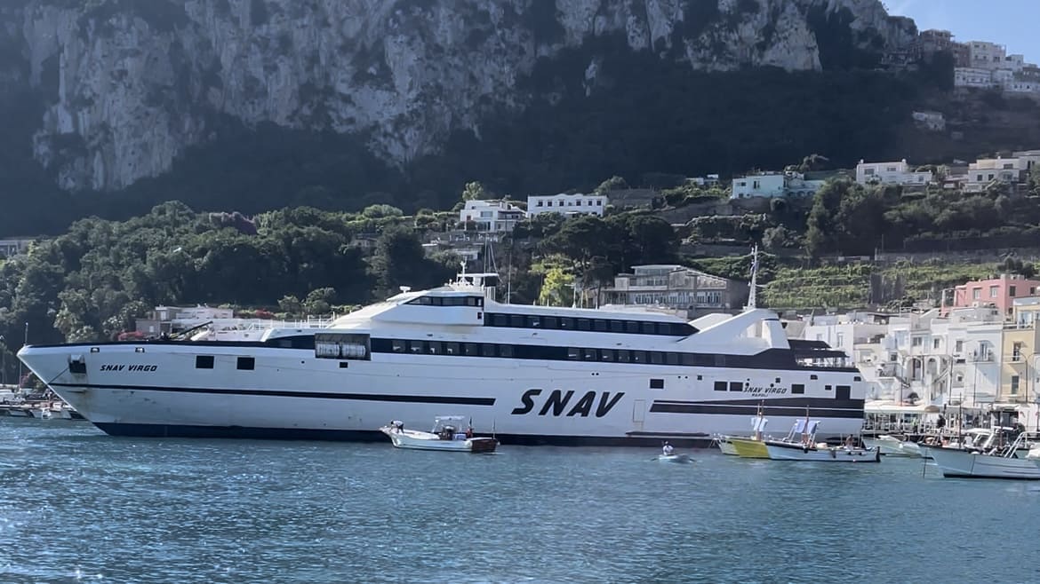 Vista do ferry e da Marina Grande, Capri.