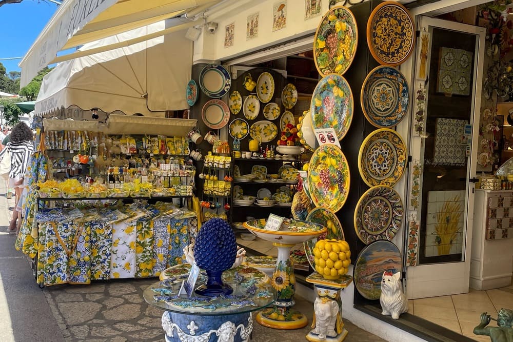 Lojas de artesanato e cerâmicas de Anacapri.