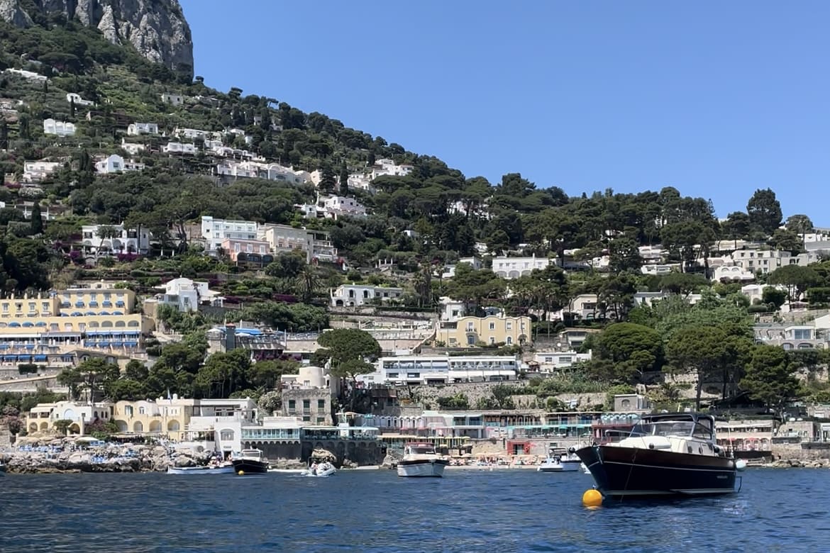 Passeio de Lancha ao redor da ilha. Vista da ilha de Capri