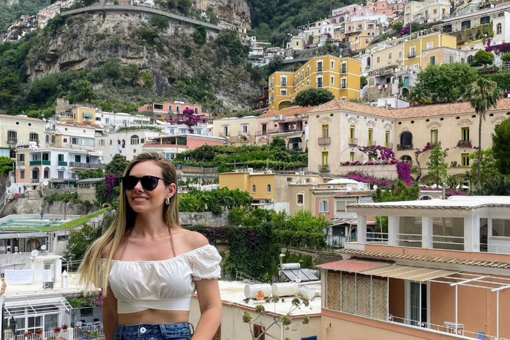 Vista das casinhas coloridas agrupadas na colina em Positano.