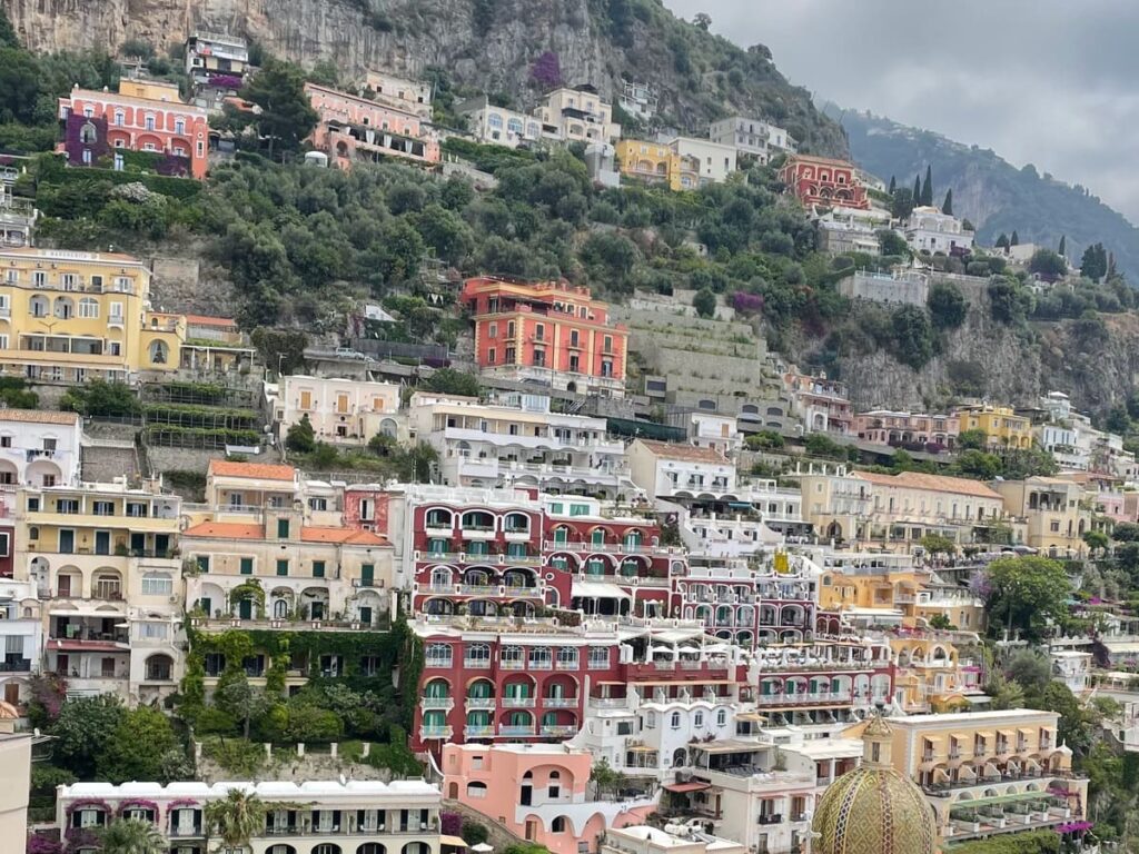 Vista das casinhas coloridas subindo a encosta íngrime em Positano.