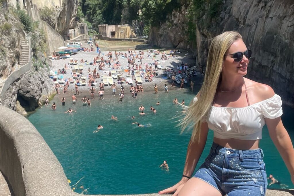 Vista do Fiordo di Furore, em Positano. Uma prainha linda embaixo de uma ponte.