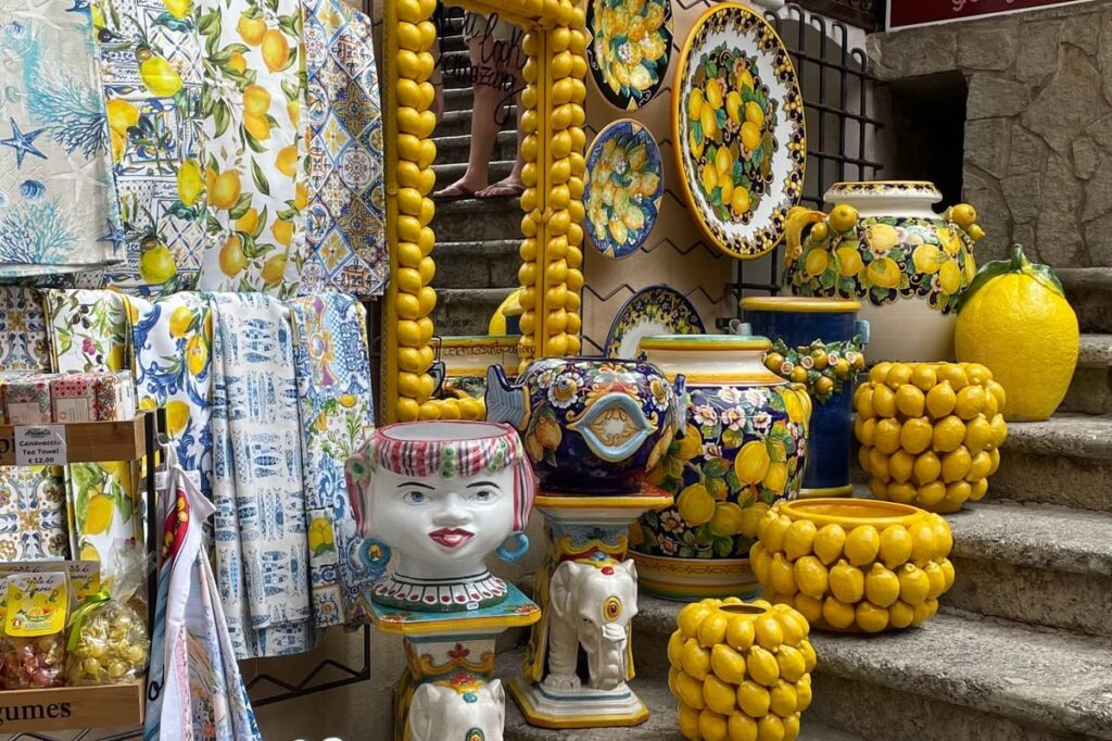 Lojas de cerâmica e artesanato estão por todos os lados da cidade, em Positano.